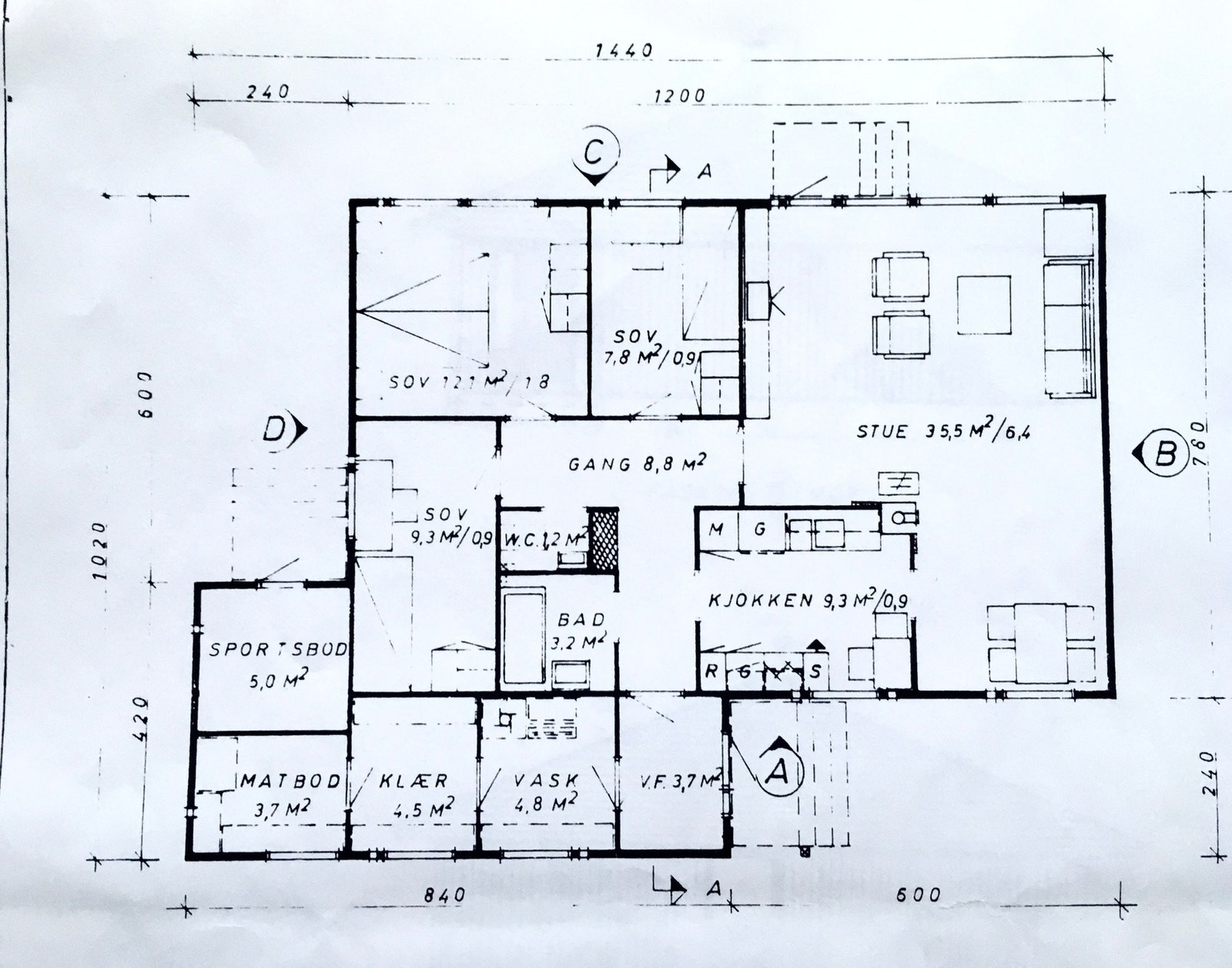 Plantegning. Bad og toalett ble slått sammen ca 1998. Veranda bygget ca 2002 er ikke med på tegningen. Galleribilde
