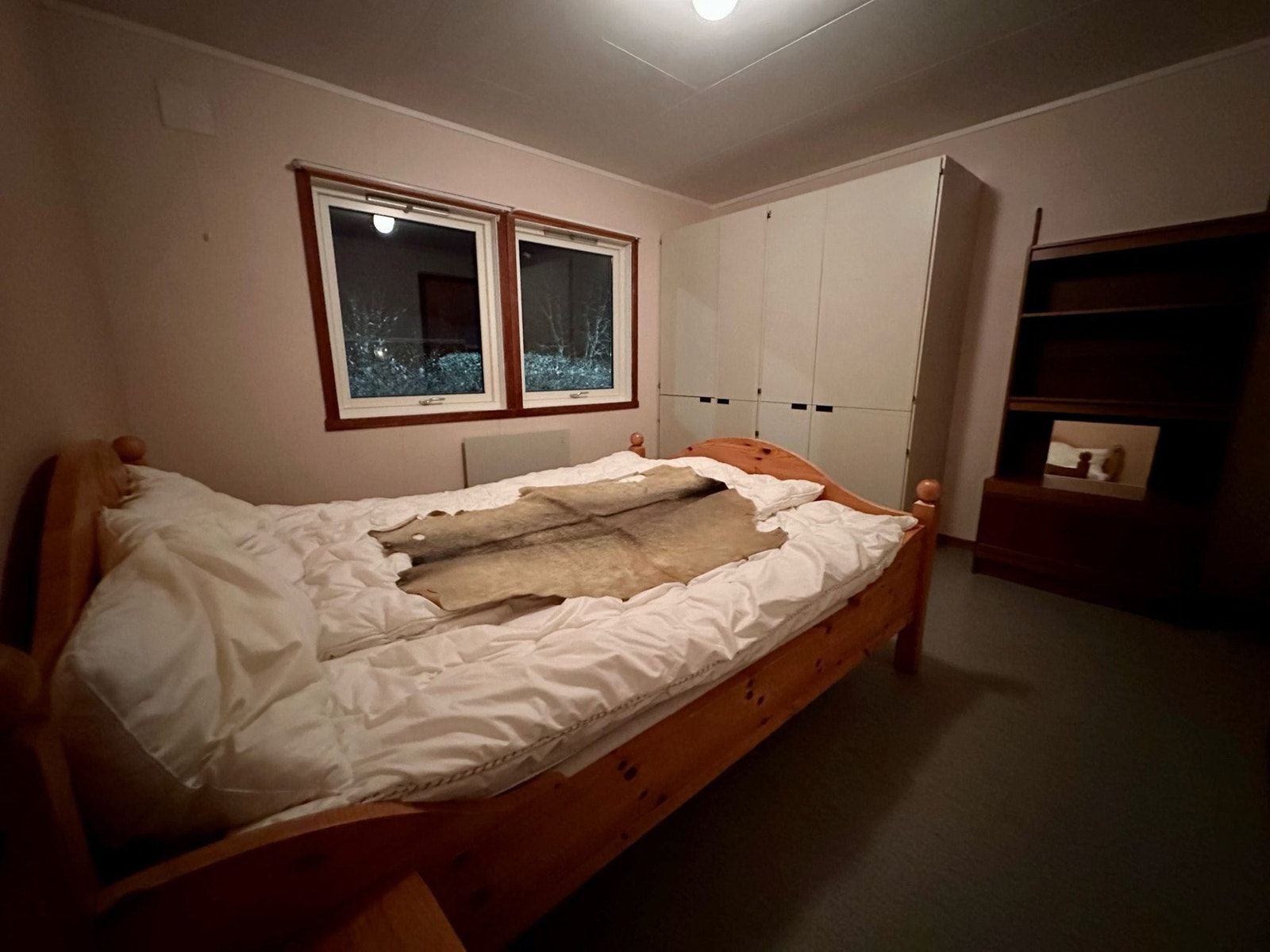 Stort soverom mot nordøst, vinduer mot nord Galleribilde