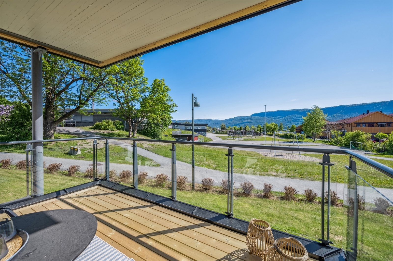 Balkongen er ny og har flott glassrekkverk. Her er det god plass til hagemøbler, blomster og grill. Galleribilde