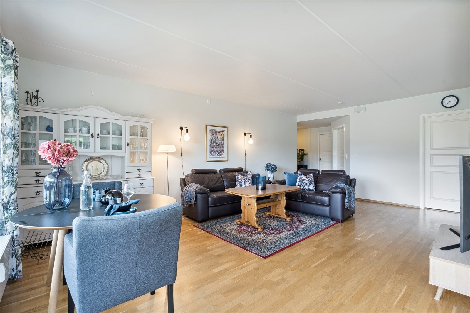 Det er god plass til både sofagruppe og spisebord Galleribilde