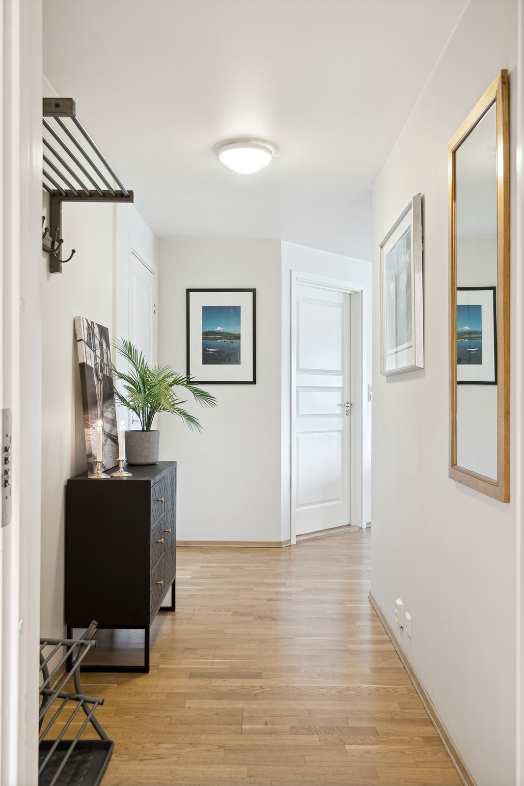 Velkommen inn! Lys entrè med fin plass til å hensette sko og yttertøy Galleribilde