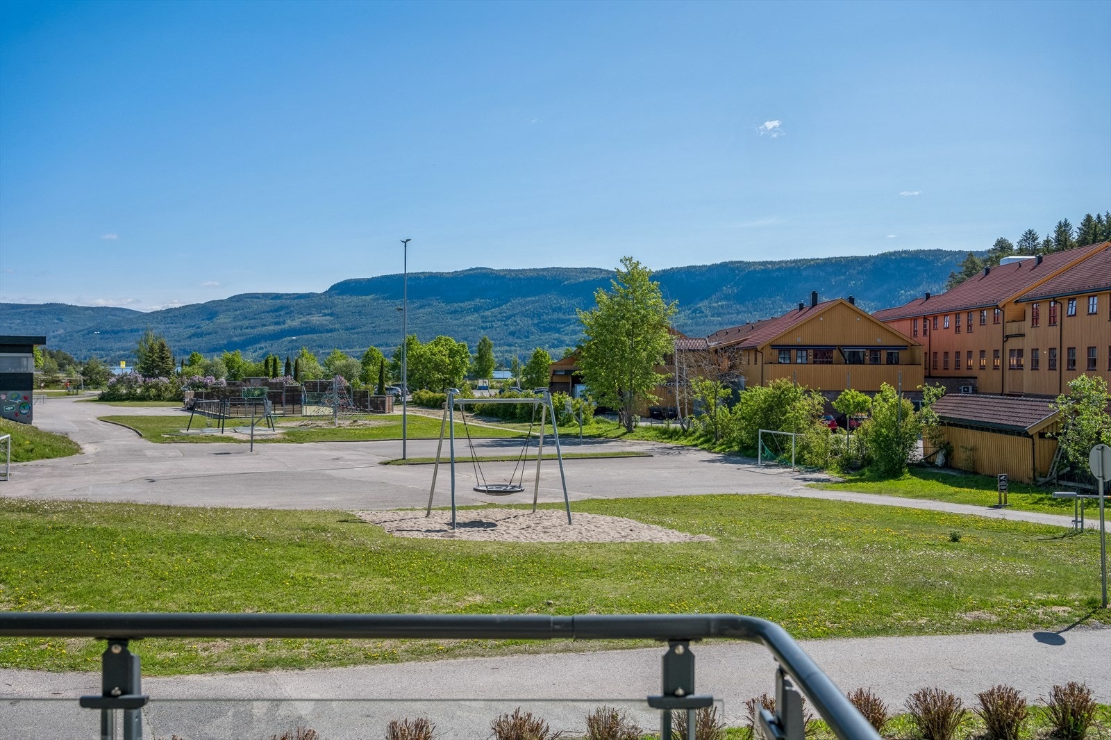 Leiligheten ligger svært sentralt til på Vik med nydelig utsikt i retning Steinsfjorden. Galleribilde