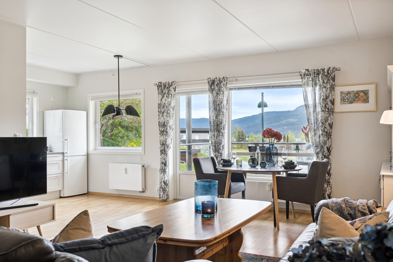 Leiligheten ligger svært fint til med nydelig utsikt og utgang fra stuen til solrik balkong. Galleribilde