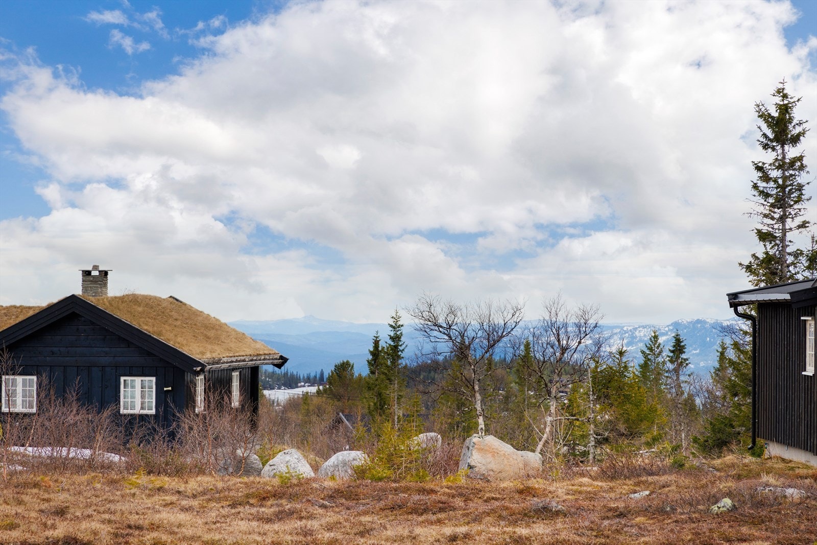Flott utsikt utover omkringliggende fjellområder. Galleribilde