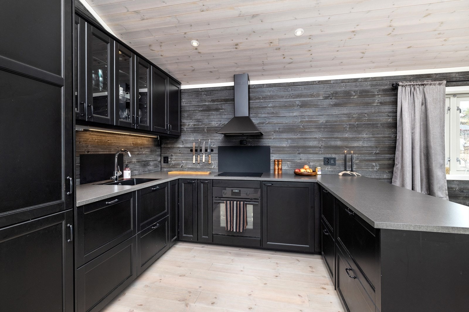 Det er godt med benkeplass og oppbevaring- Galleribilde