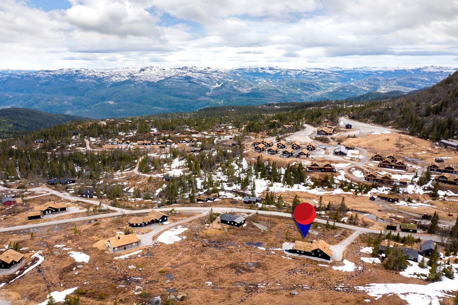 Eiendommen har en flott utsikt og ligger solrikt til. Galleribilde