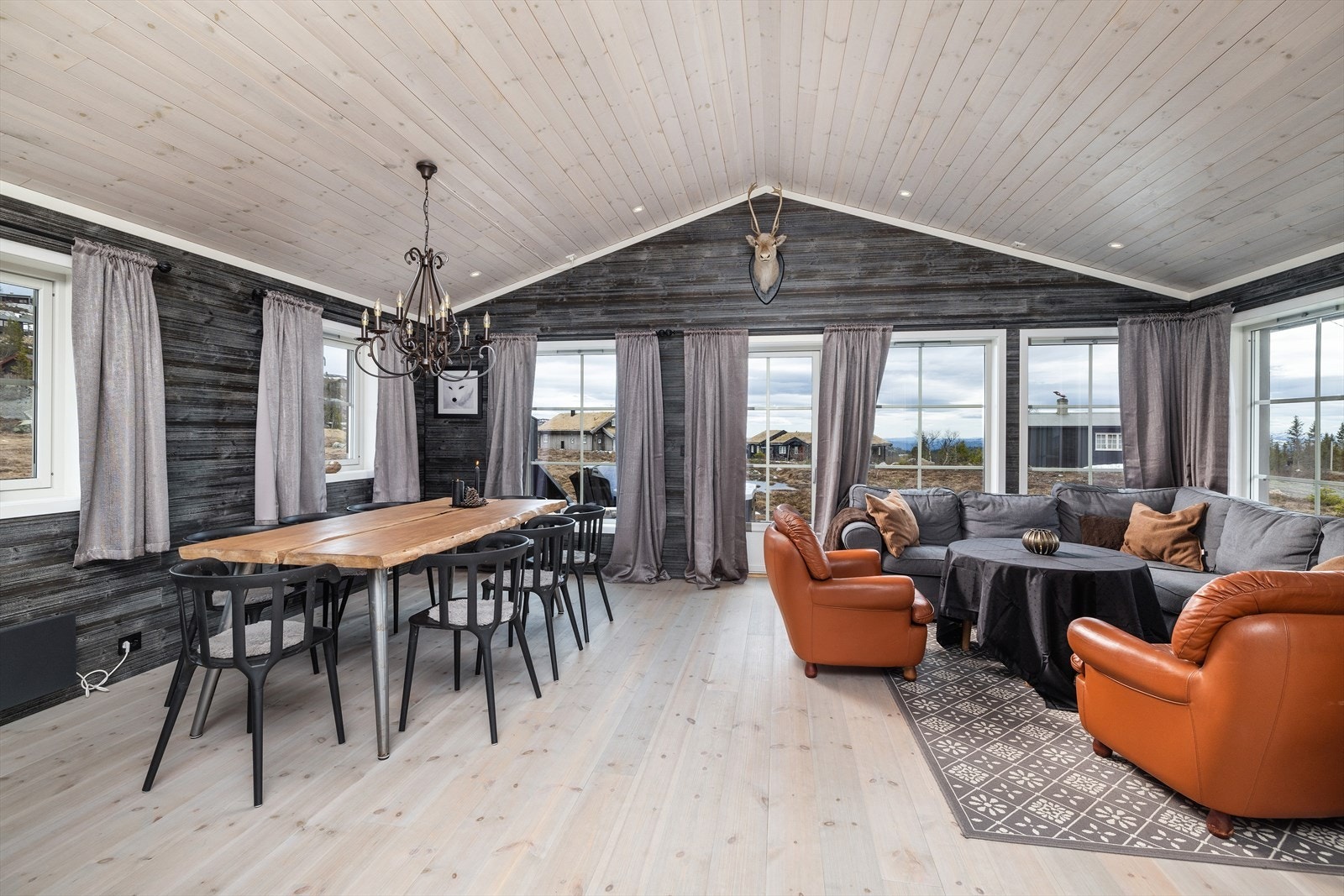 Stuen har moderne farger og store vindusflater. Galleribilde