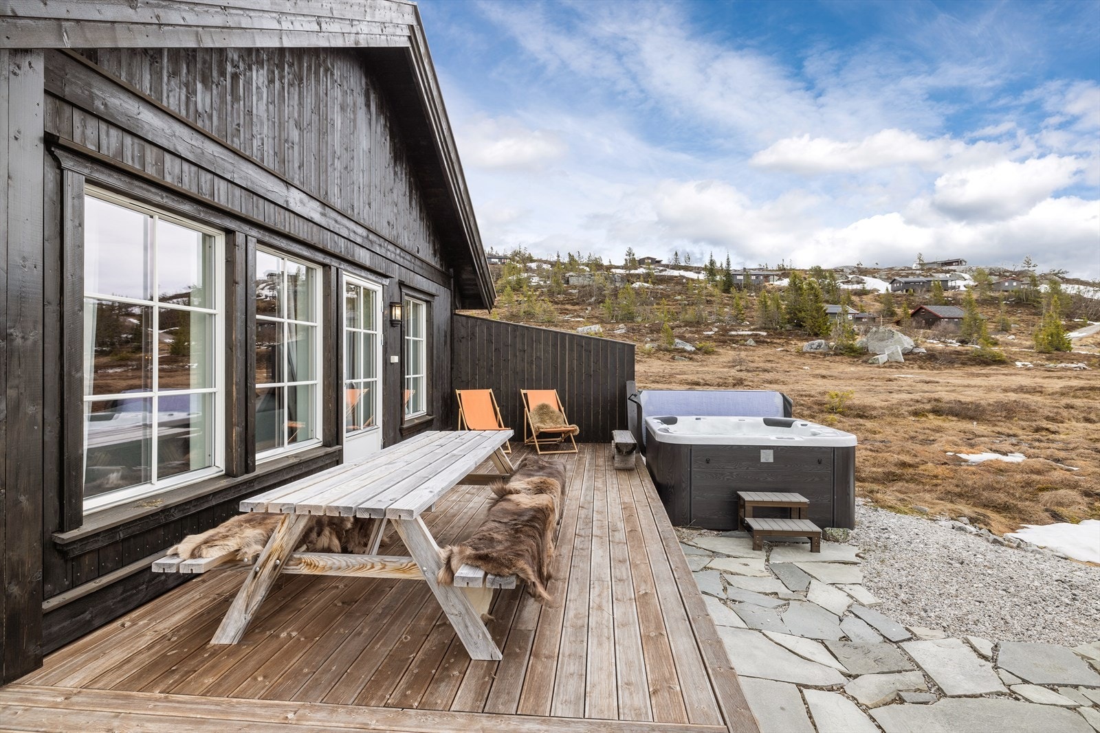 Med utgang fra stue er det en stor terrasse med jacuzzi. Galleribilde