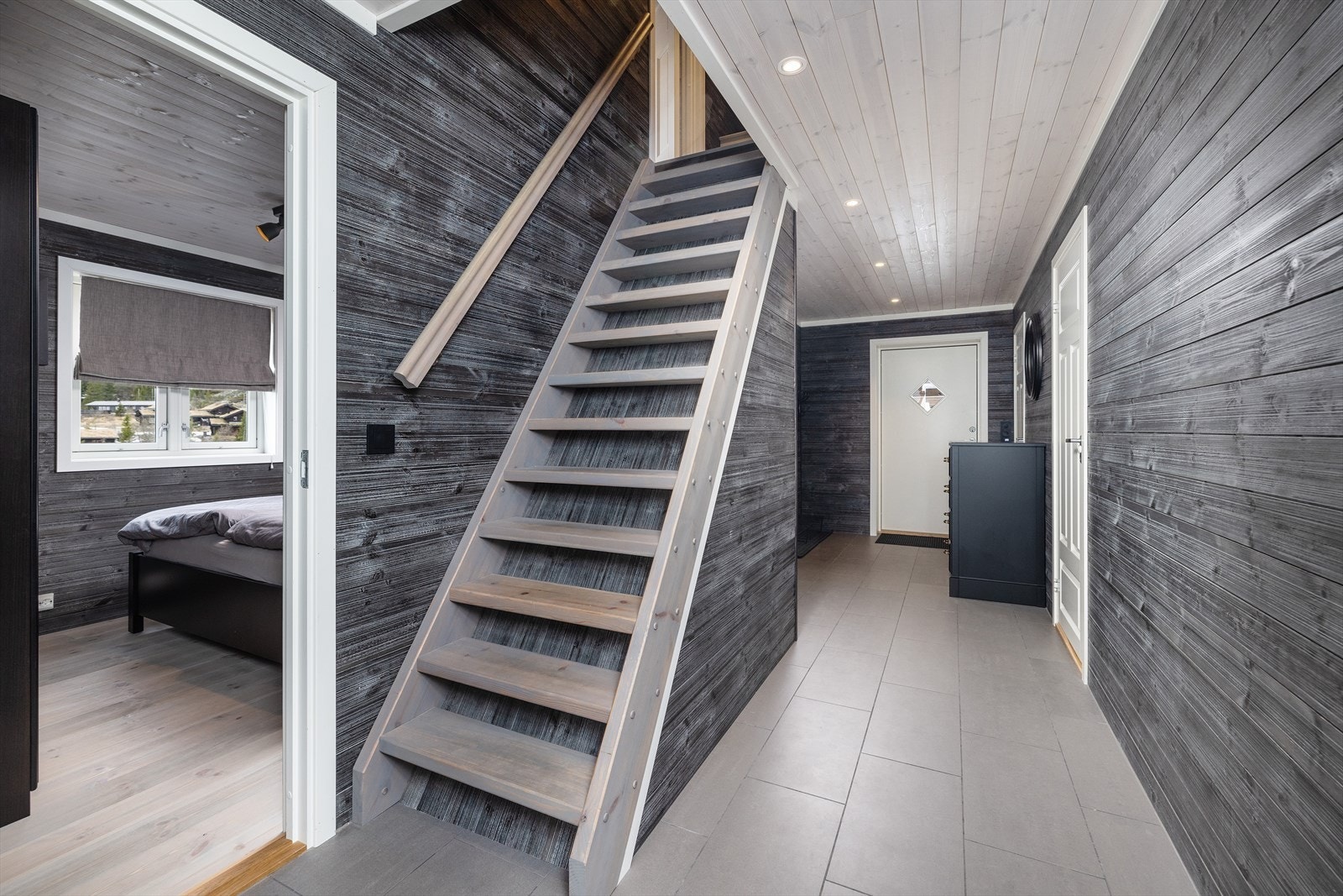 Fra gangen fører trappen deg opp til hems med 1 soverom og loftstue. Galleribilde