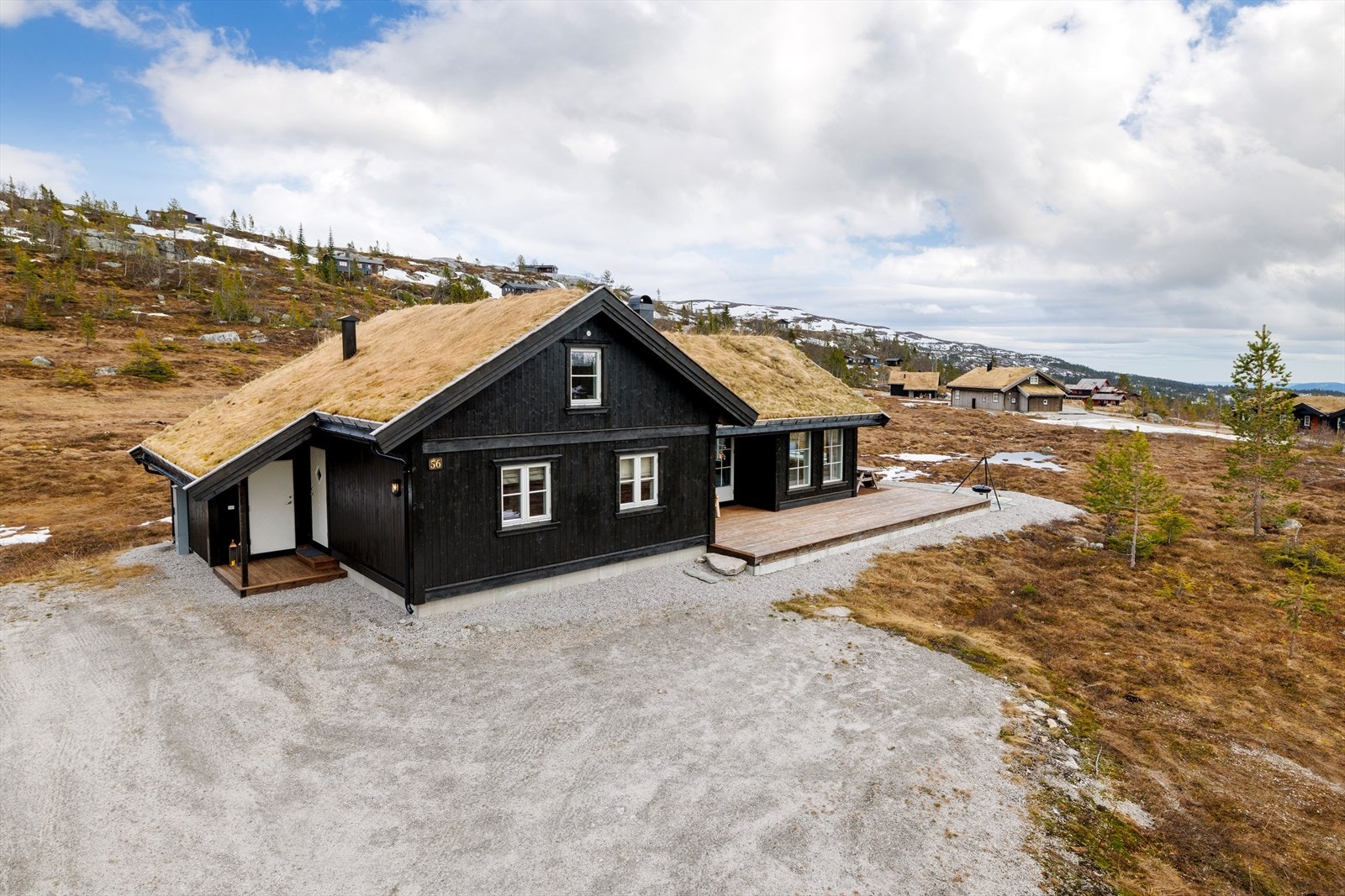 Eiendommen har god plass til parkering i egen gårdsplass. Galleribilde