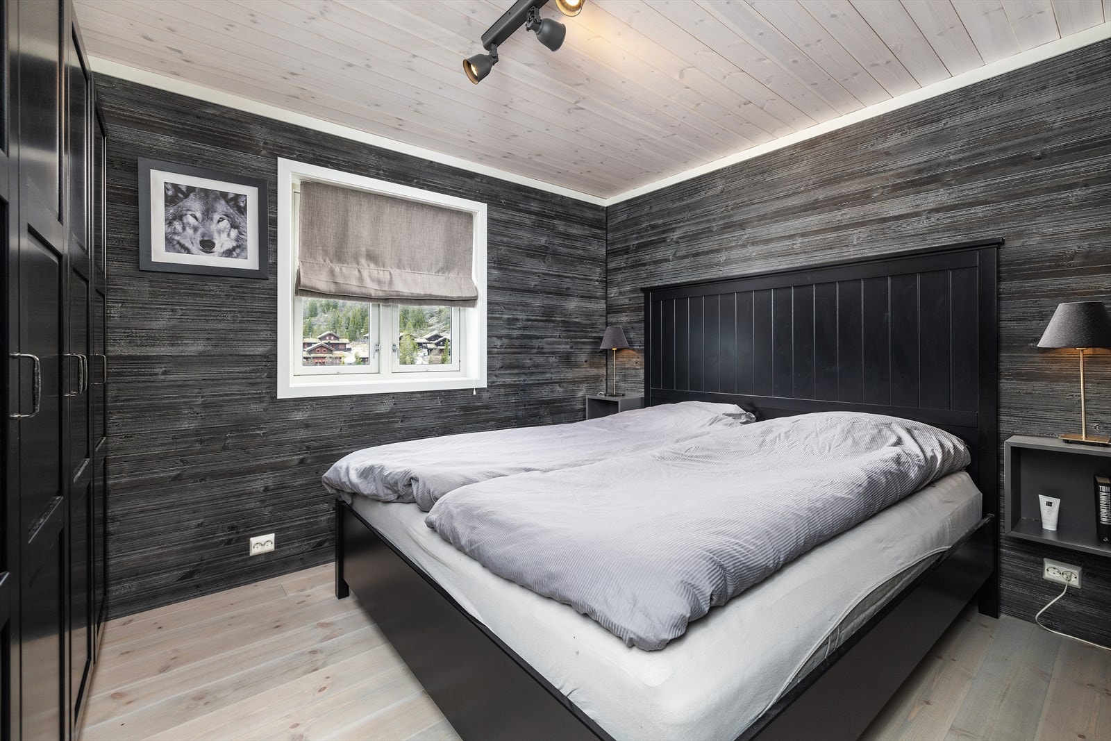 Hytta har totalt 4 soverom, hvorav dette er det største. God plass til dobbeltseng og garderobe. Galleribilde