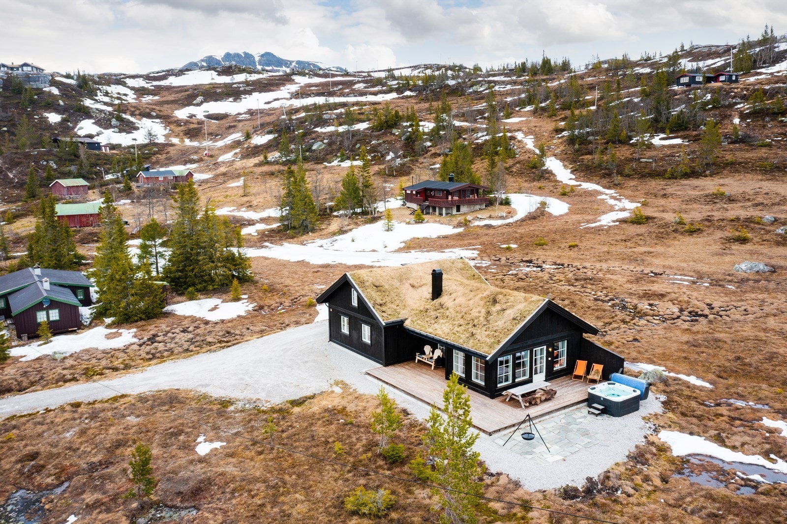 Besserudseterveien 56 ligger flott til i fine og solrike omgivelser, høyt på Tempelseter, ca. 907 moh. Galleribilde