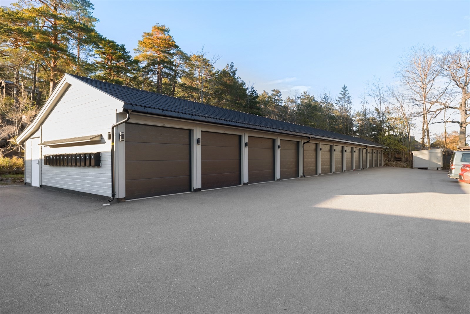 Garasje med elbillader følger. Galleribilde