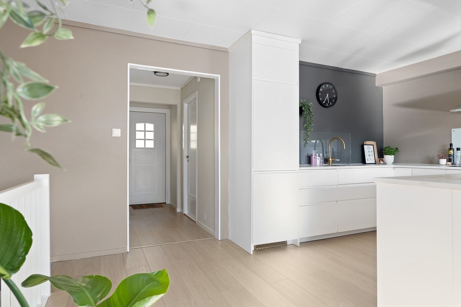 Leiligheten oppleves lys og innbydene med fine overflater og pen innredning Galleribilde