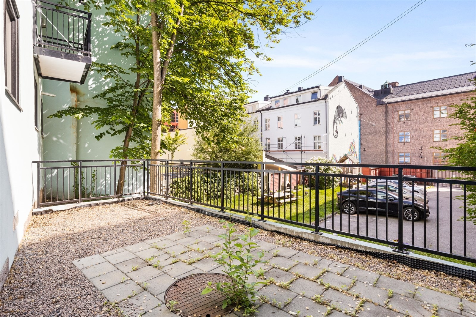 Hyggelig og rolig bakgård Galleribilde