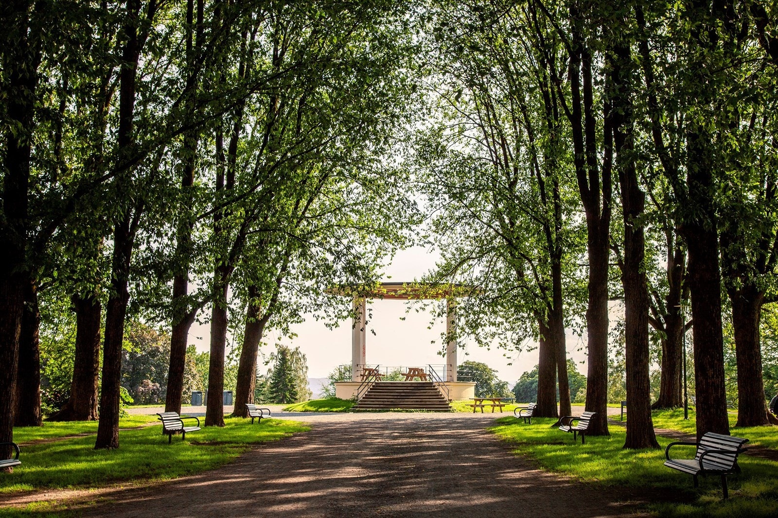 Torshovparken | Populær park med store grøntarealer, sittebenker og grill på sommerstid Galleribilde