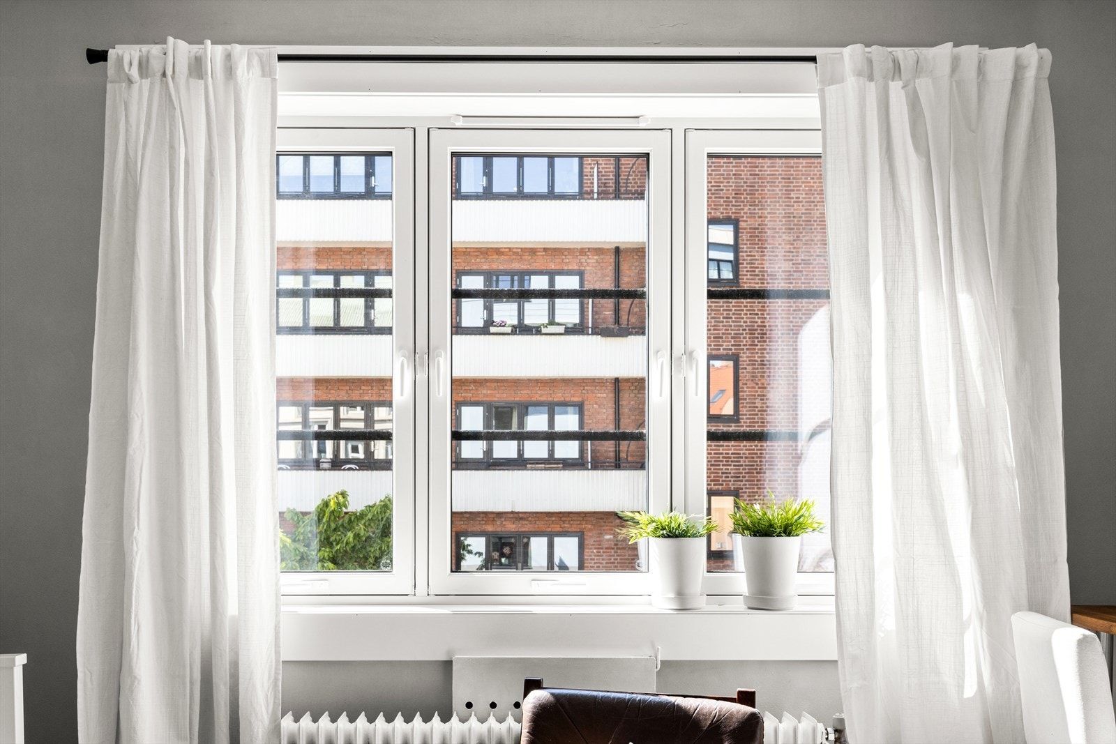 De store vinduene slipper inn med rikelig med naturlig lys Galleribilde