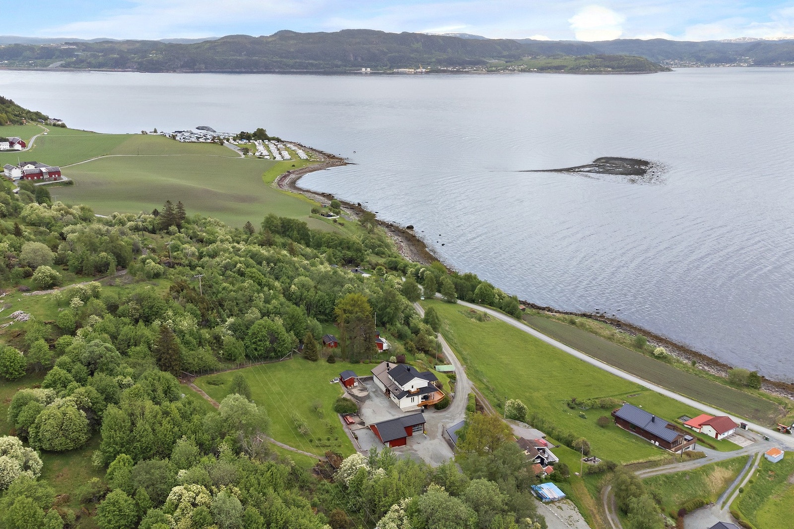 Boligen ligger i rolige og landlige omgivelser med kort vei til turstier, badestrand og mer. Galleribilde