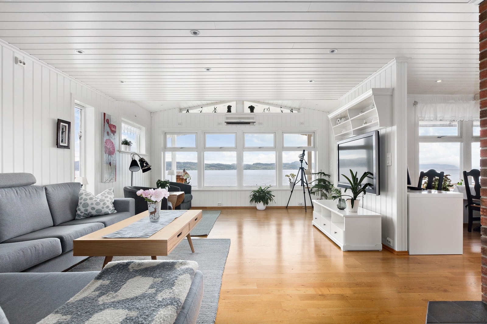 Store vindusflater gir deg rikelig med naturlig lysinnslipp. Galleribilde