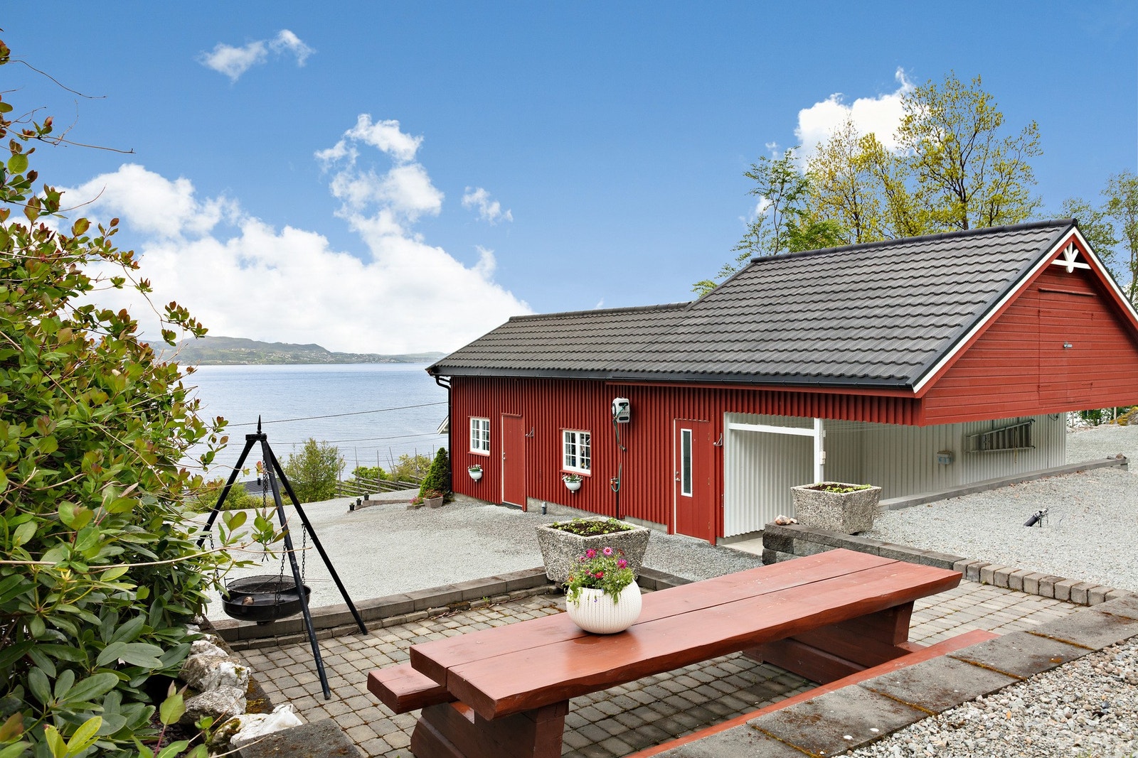Eiendommen har flere uteplasser Galleribilde