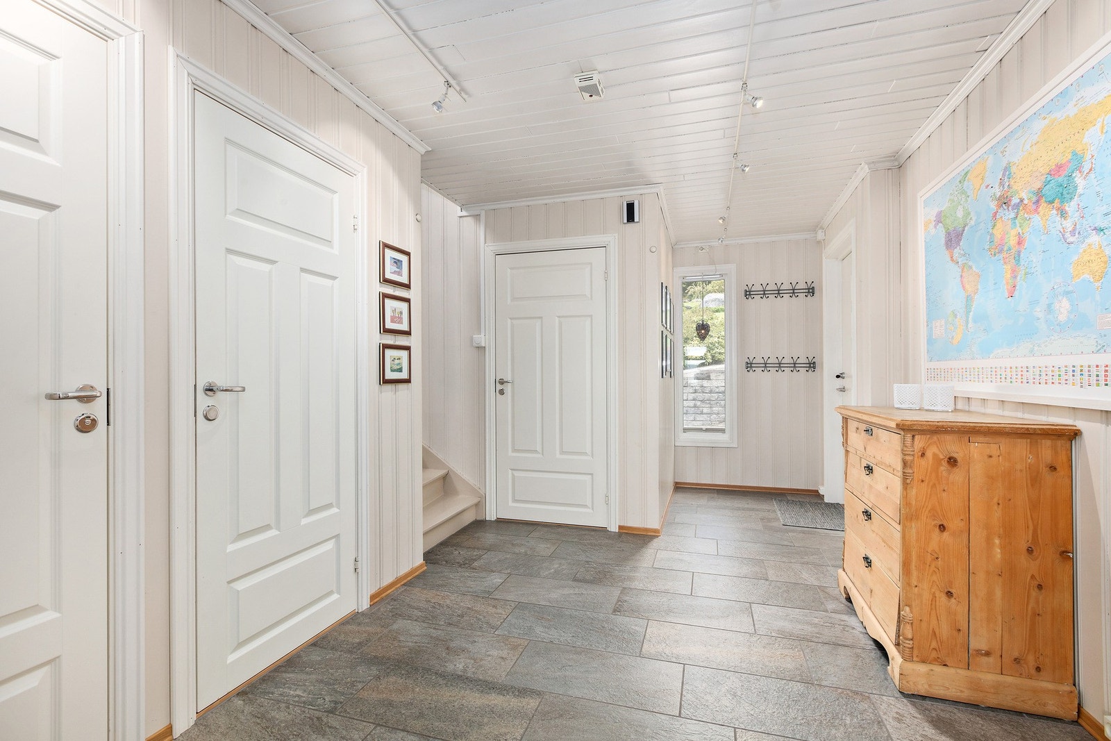 Inngangsparti/gang i 1.etasje tilhørende hoveddelen. Herfra har du trapp opp til loft etasjen og ned til kjelleren. Galleribilde