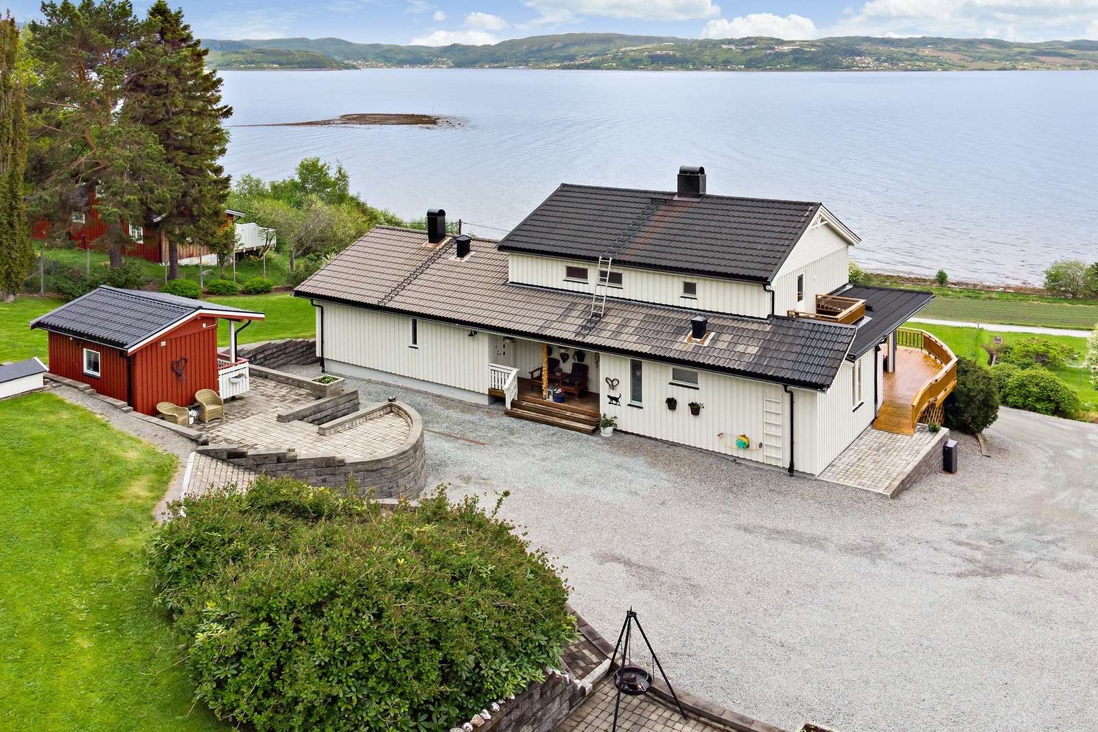 Eiendommen har stor opparbeidet gårdsplass med gode parkeringsmuligheter. Galleribilde
