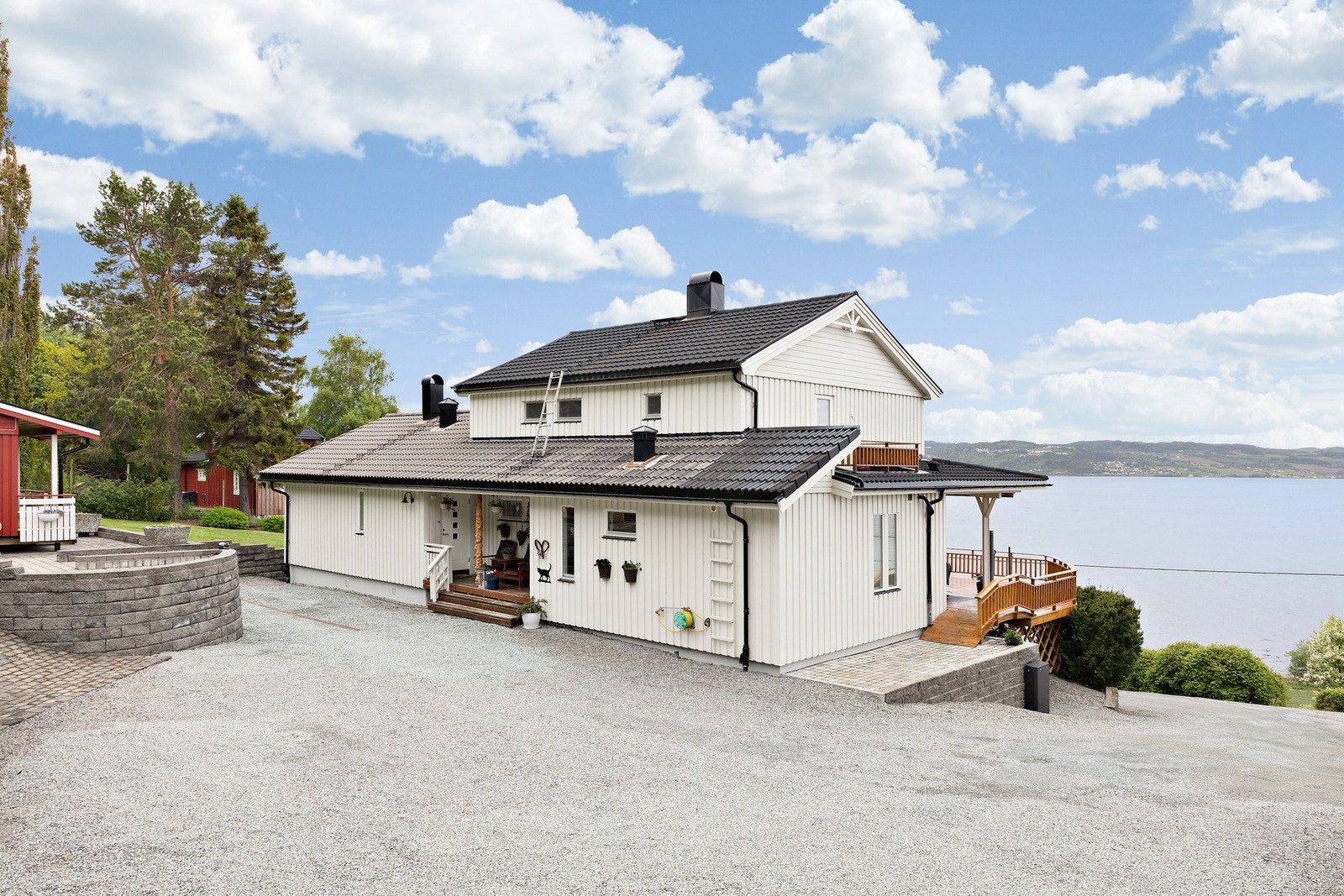 Romslig gårdsplass med flotte støttemurer Galleribilde