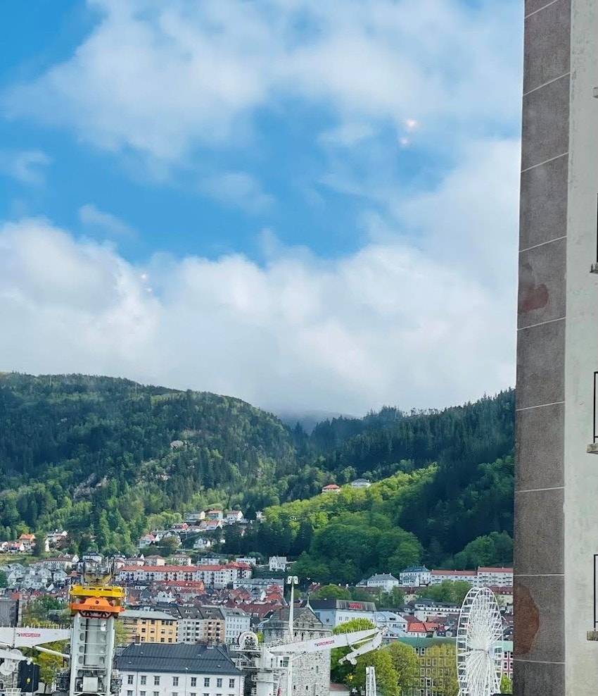 Utsikt mot Håkonshallen. Galleribilde