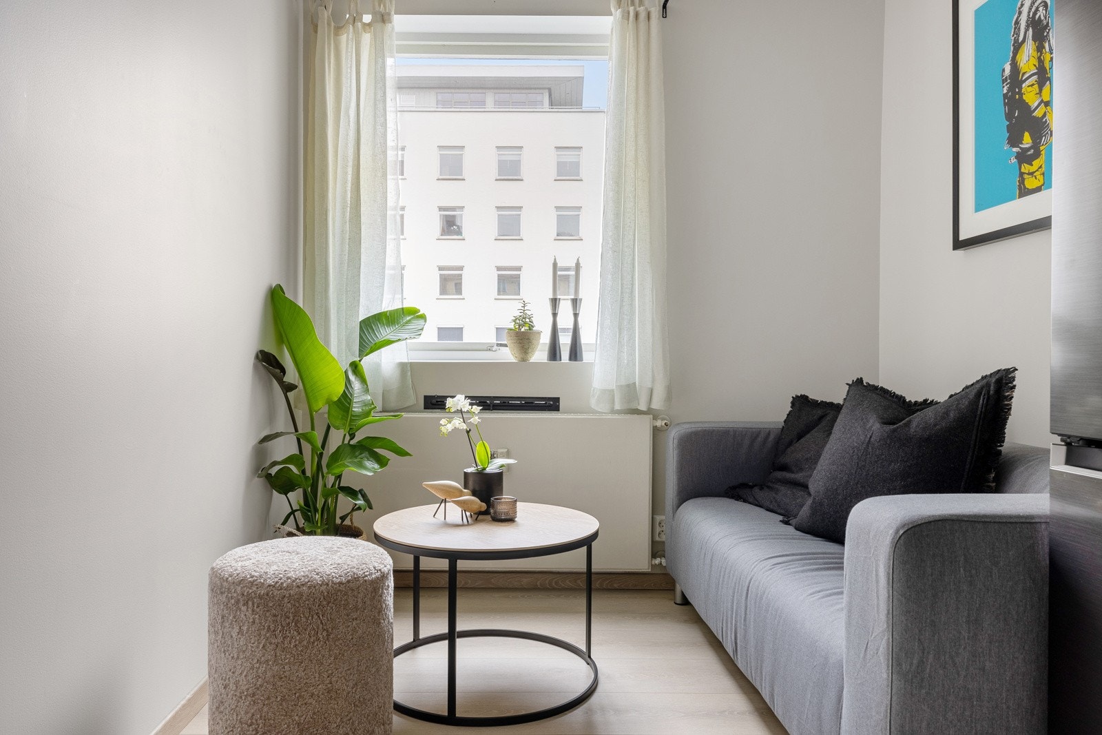 Videre kommer vi inn til hjertet av boligen, nemlig stuen. Her er det plass til å innrede med både sofa- og spisegruppe. Galleribilde