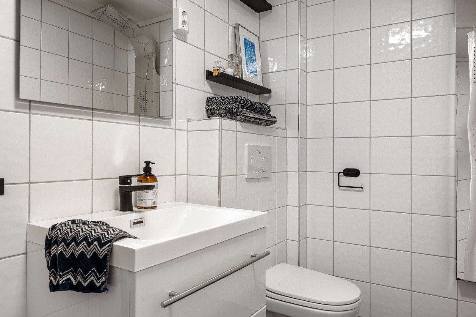 Badet er helfliset og har en slett malt himling og varmekabler i gulv. Galleribilde