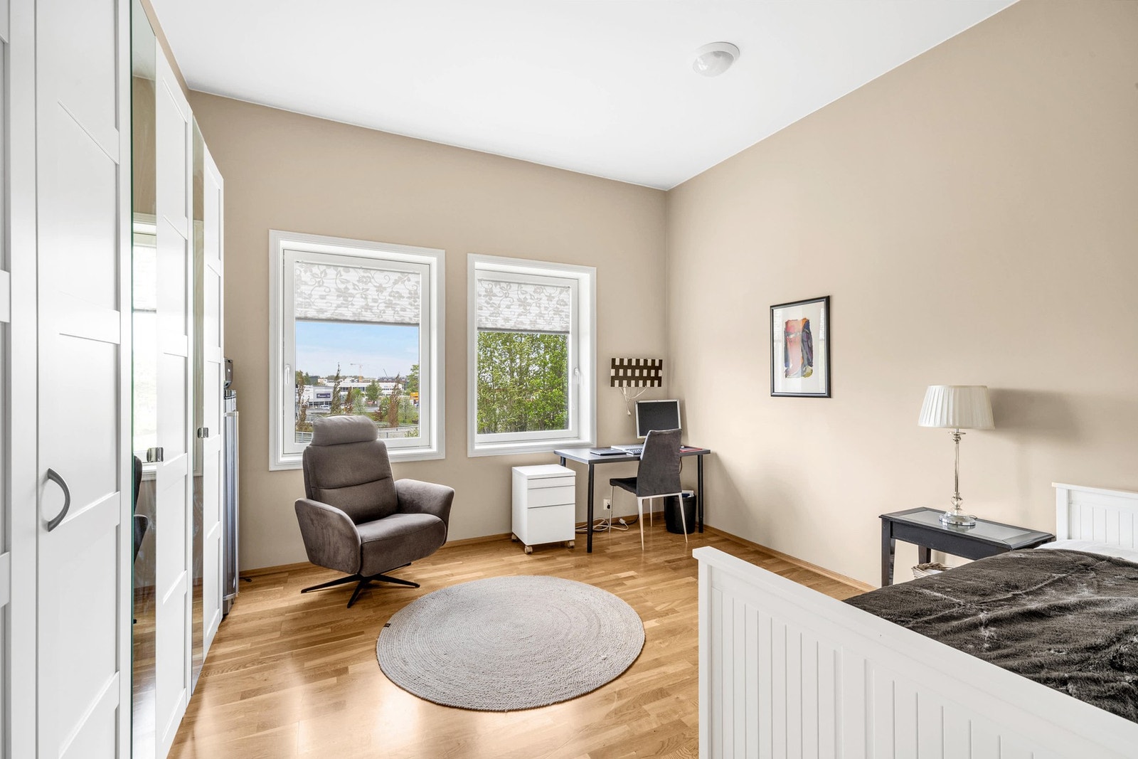 Romslig hovedsoverom på hele 15,6m². Rommet kan enkelt deles i 2 rom med lettvegg, da får man totalt 3 soverom i leiligheten. Galleribilde