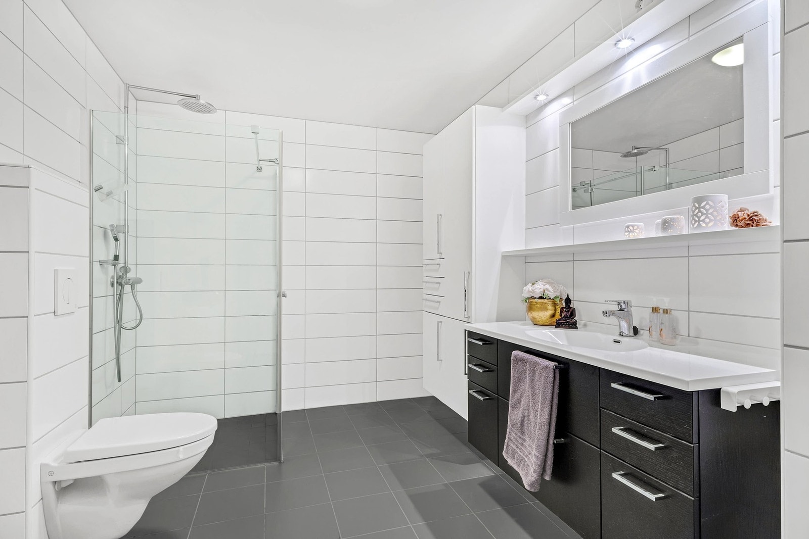Lyst og pent flislagt bad på ca. 6,2m² med alt man trenger. Galleribilde
