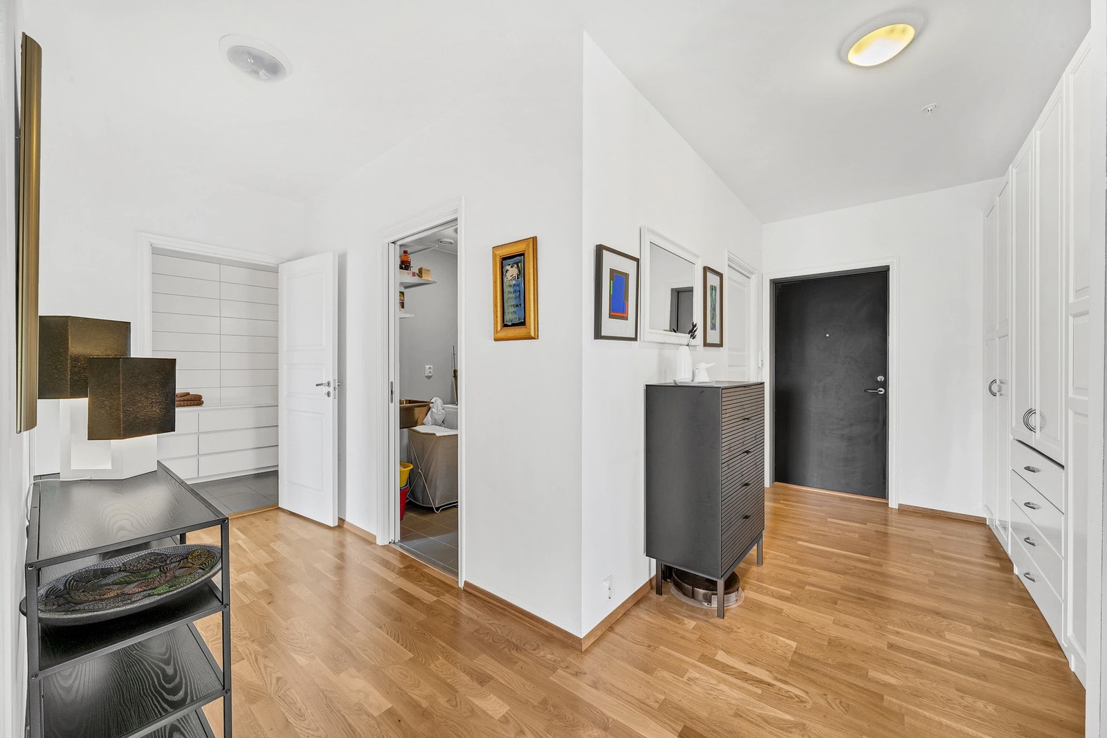 Innbydende inngangsparti med god plass til å henge fra seg sko og yttertøy. Galleribilde