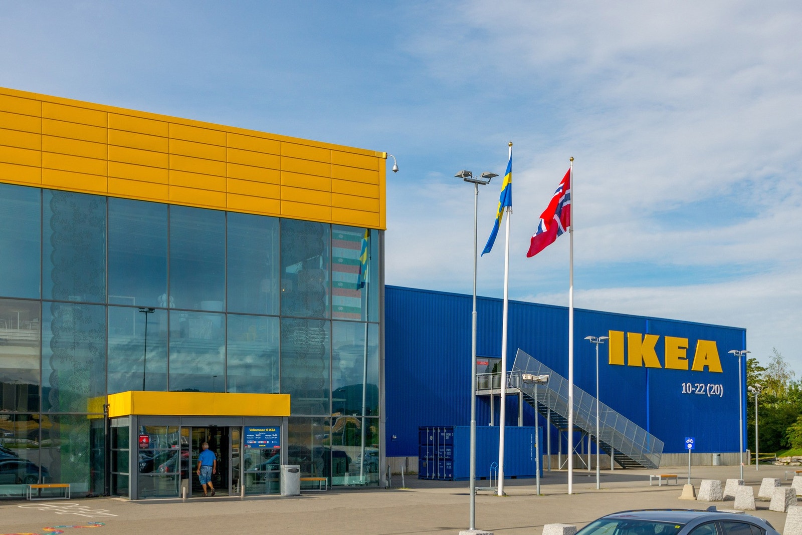 Kort vei til flere kjøpesentre, kollektivtransport, dagligvarebutikker, turområder og øvrige servicefasiliteter. Galleribilde