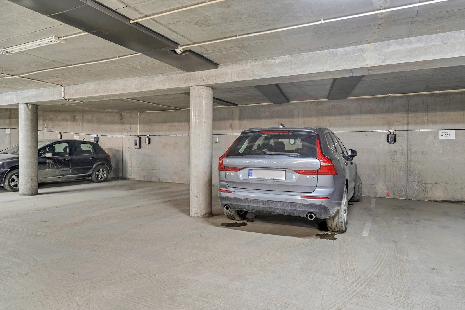 Leiligheten disponerer en fast P-plass i felles oppvarmet p-kjeller, her finnes også felles sykkelparkering og 12 gjesteparkeringsplasser. Galleribilde