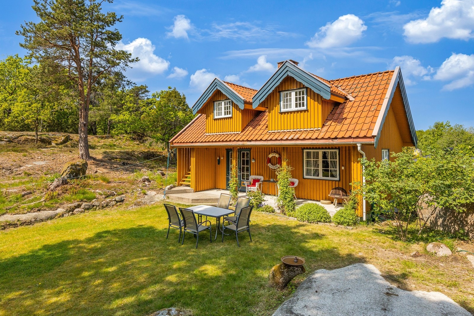 Mellom hovedbolig og anneks er det et idyllisk og skjermet hageområde. Galleribilde