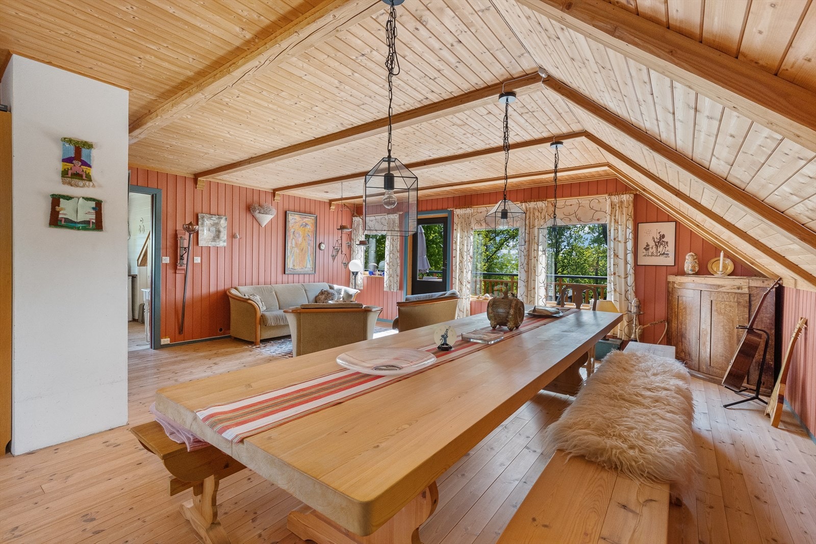 Stuen har god plass for både sofagruppe og spisebord, og det er også plass til kjøkkenbord på kjøkkenet. Galleribilde