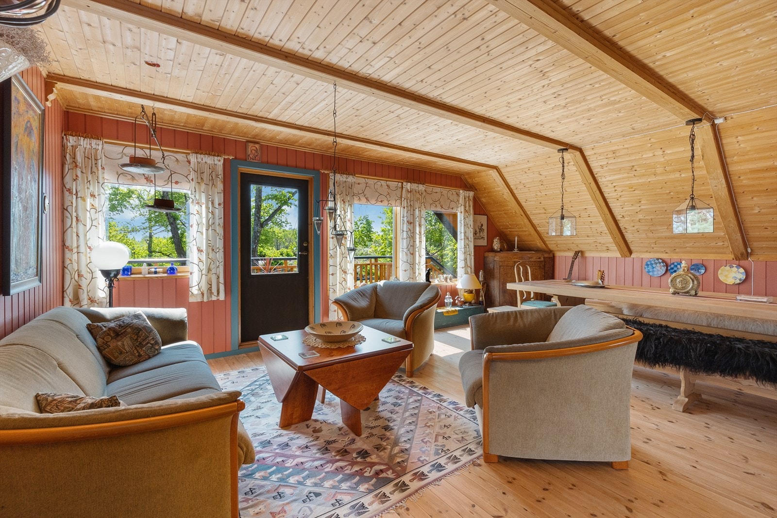 Stuen har vinduer på to sider, noe som gir et fint gjennomlys, og det er i tillegg utgang til veranda. Galleribilde