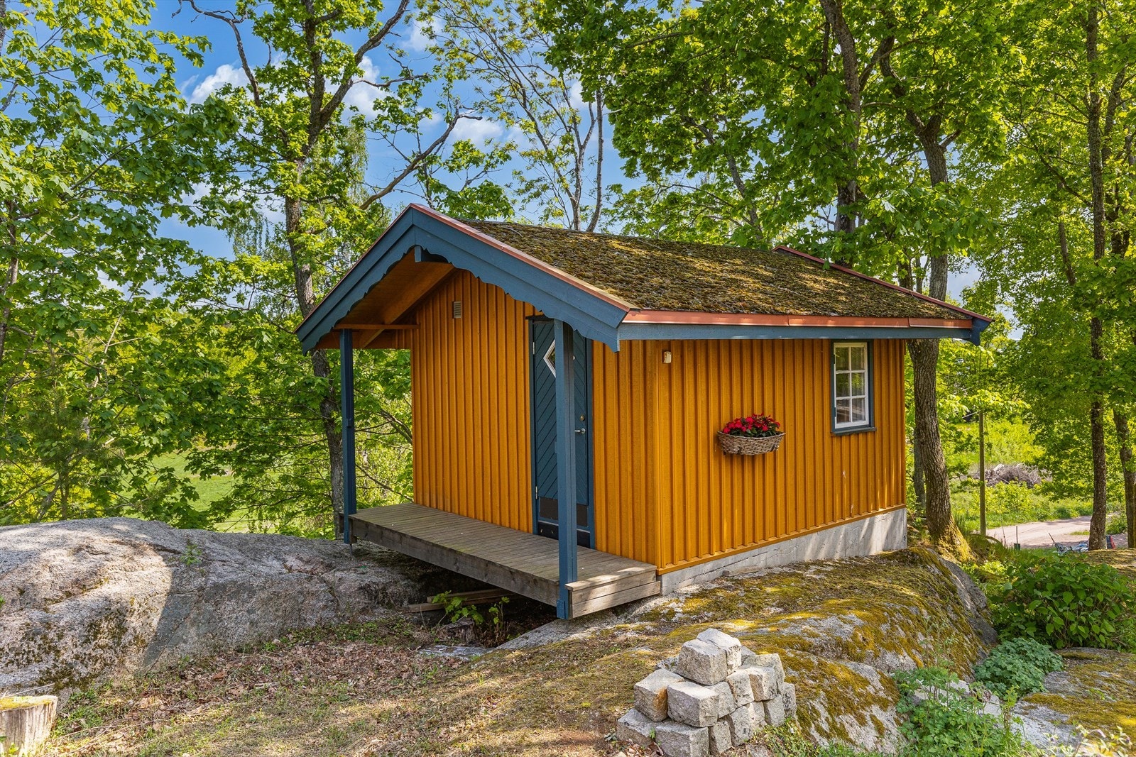 Eiendommen har flere bygninger som kan innredes på forskjellige måter, alt etter behov. Galleribilde