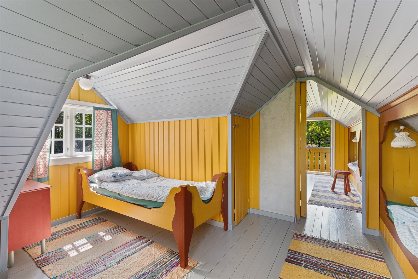 Soverommene i annekset har både sovealkover og plass for frittstående senger. Galleribilde