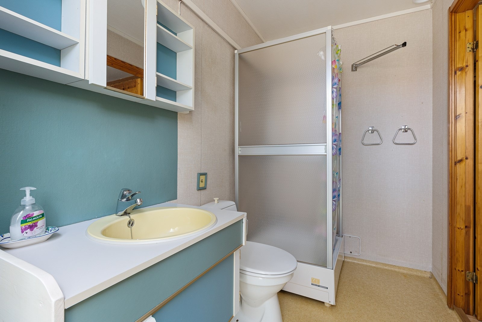Det er to bad i boligen, og dette badet ligger i første etasje. Galleribilde
