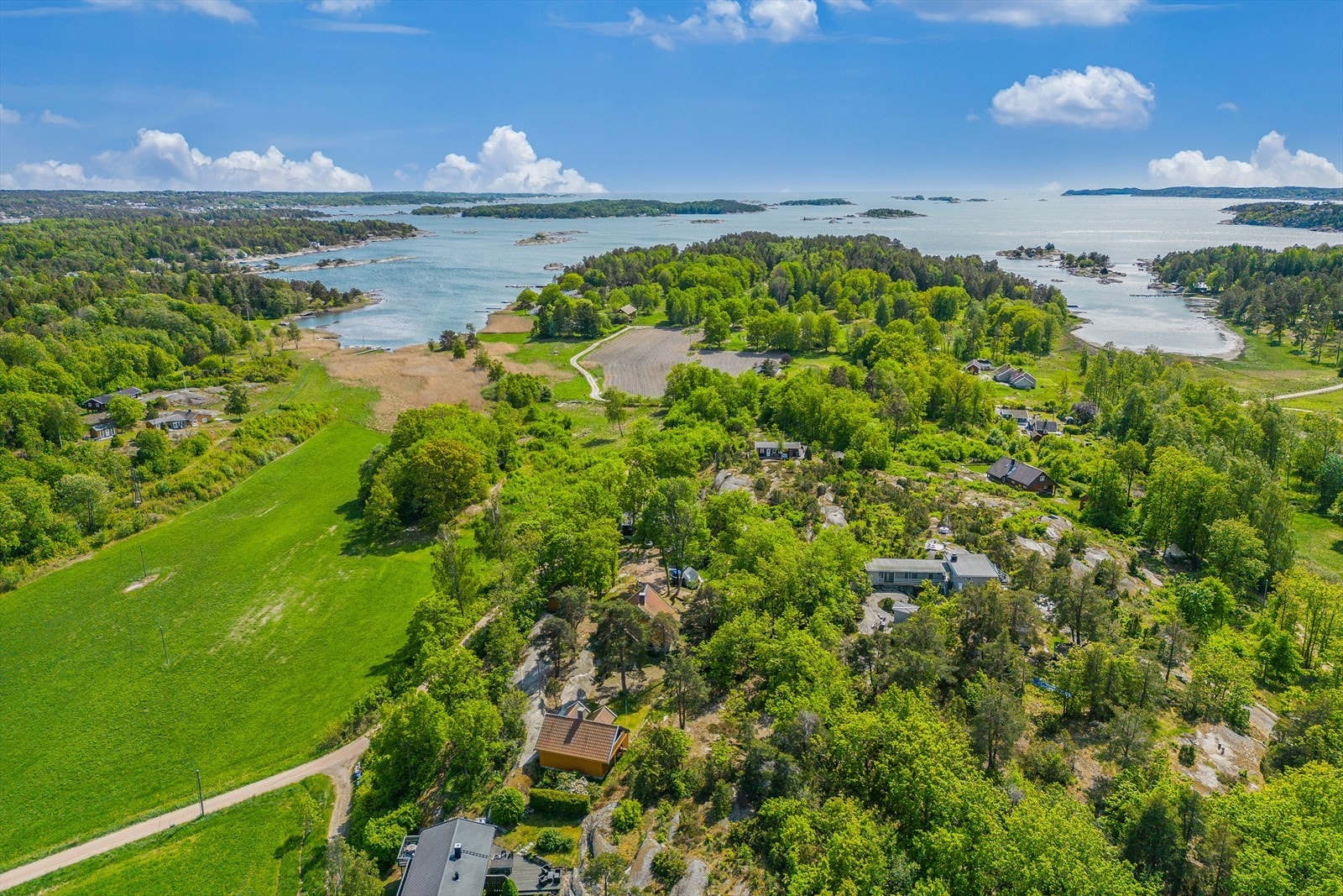 På Veierland kan varme sommerdager nytes på øyas tre største badeplasser - Hvervodden, Kongshavn og Kjølholmen. Galleribilde