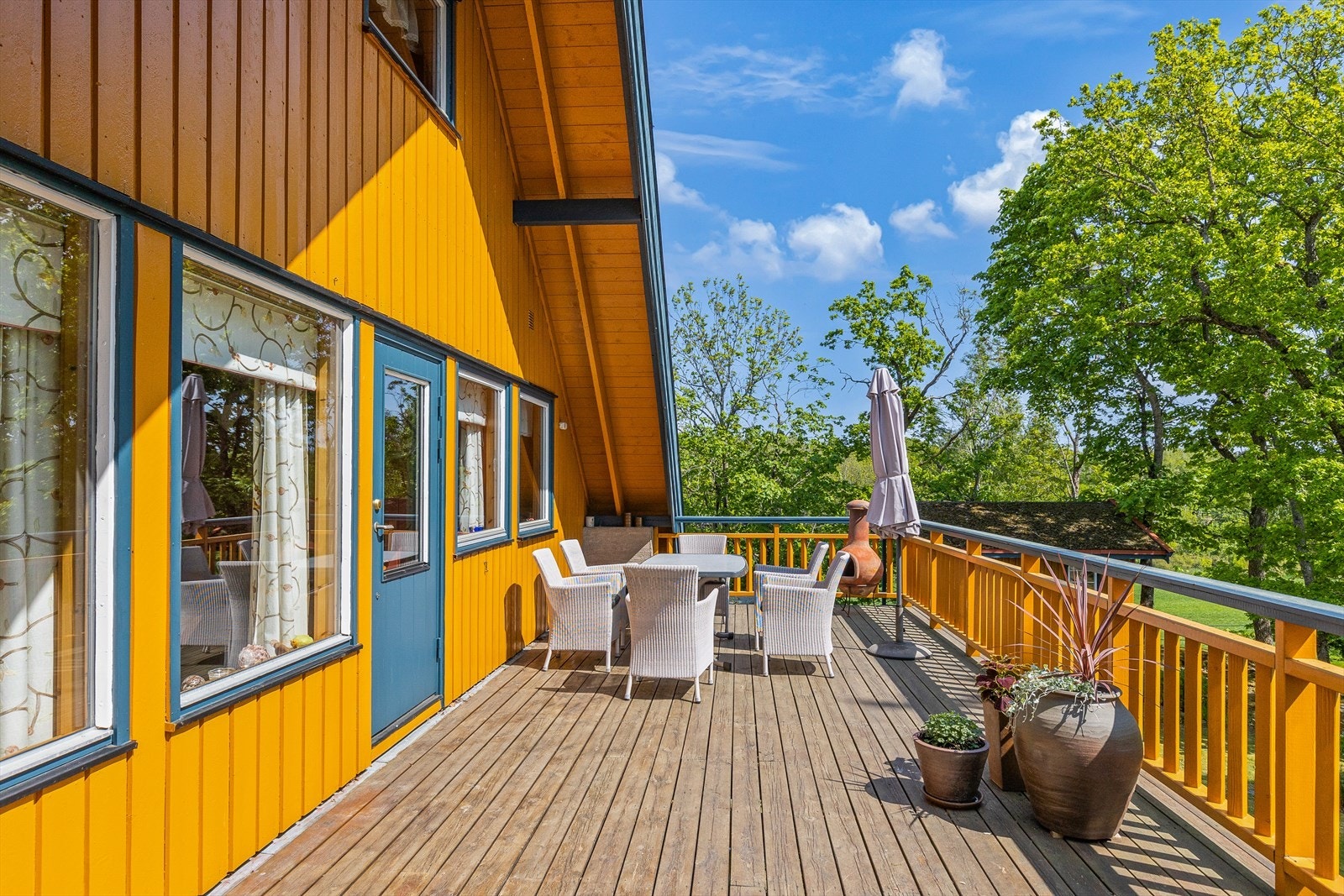 Verandaen har god plass for utemøbler, grill med mer, og det er utsikt utover felleshagen mellom bygningene. Galleribilde