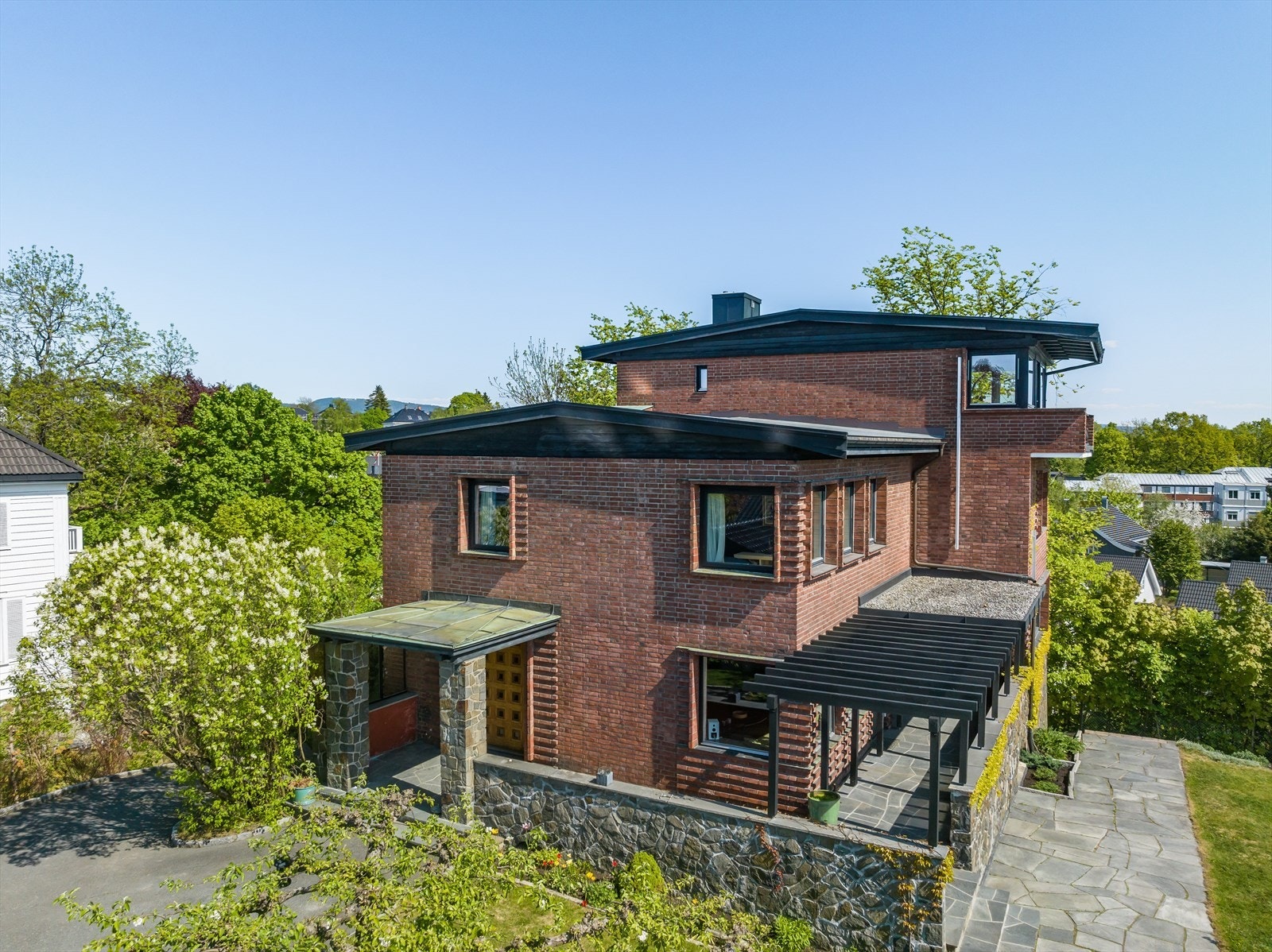 Eneboligen er over tre etasjer + kjeller med fantastisk hage, terrasse på 35m2 og carport. Galleribilde