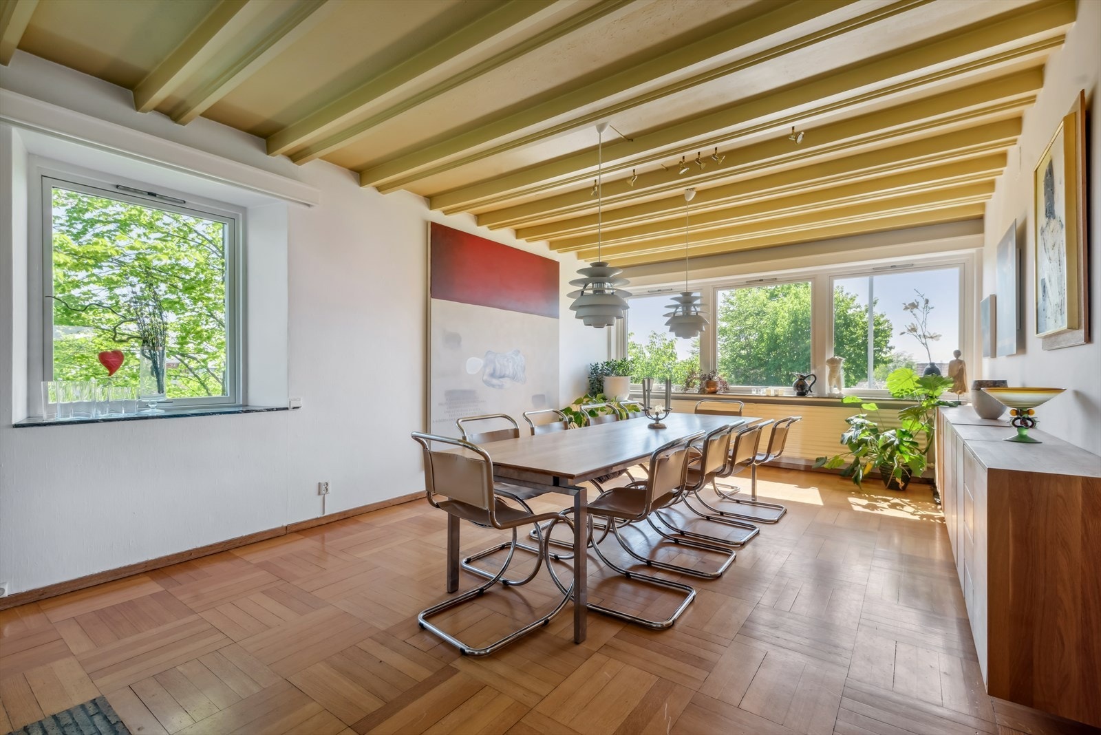 Lys og romslig spisestue med god plass til venner og familie. Galleribilde