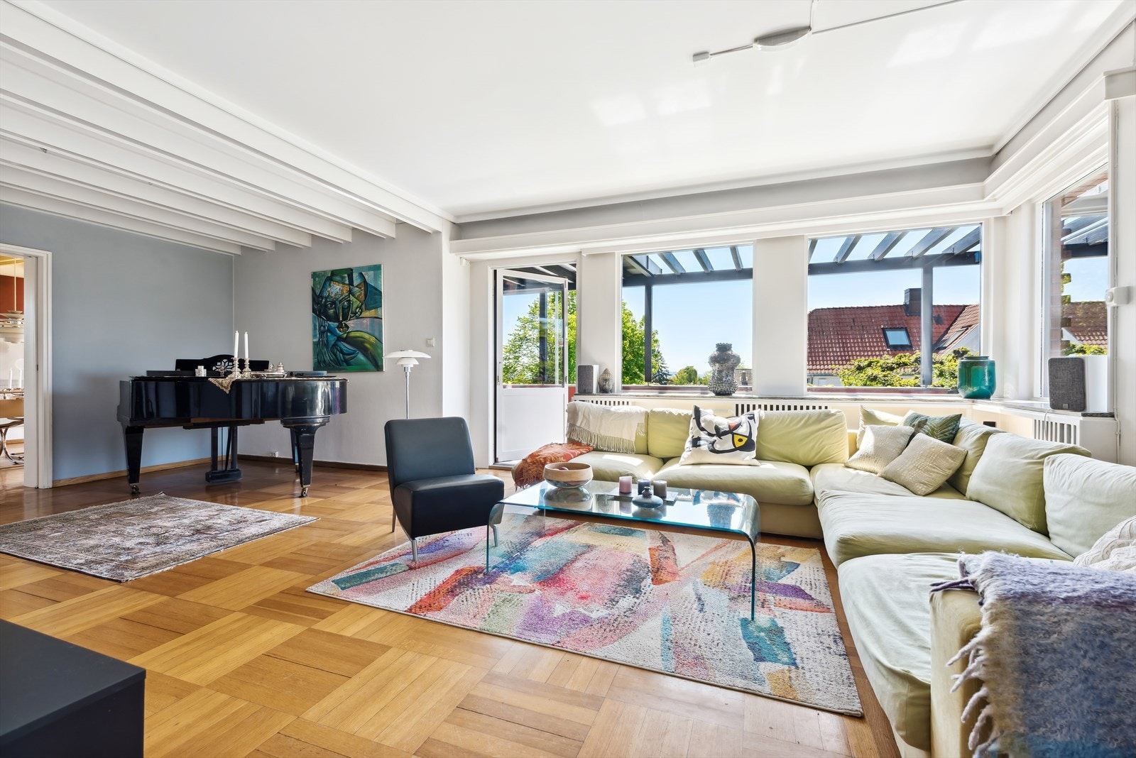 Fra stuen har du tilgang til boligens terrasse på ca. 35 kvm. Galleribilde