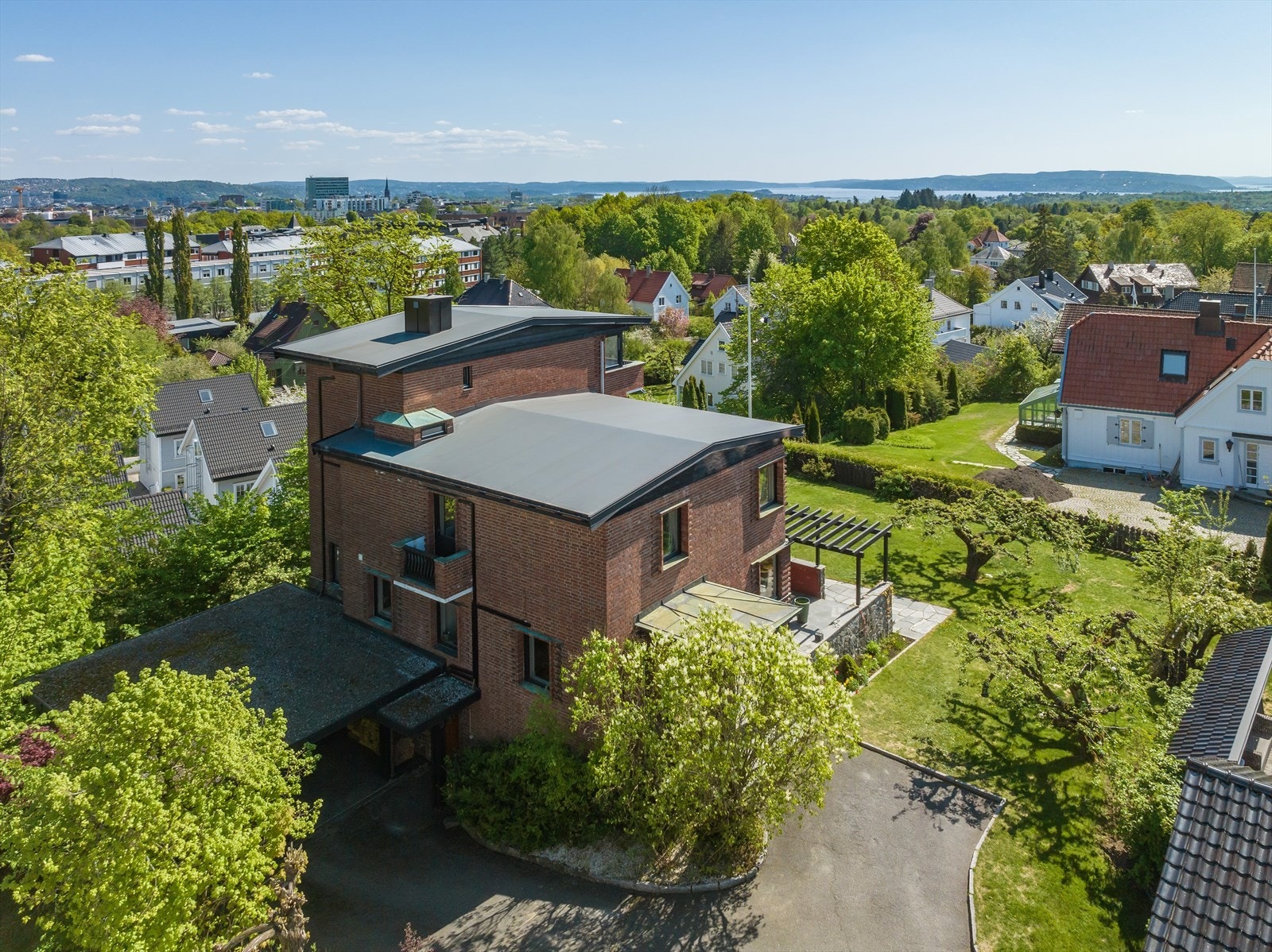 Carport på siden av boligen- ca 45 kvm. El bil lader montert. Galleribilde