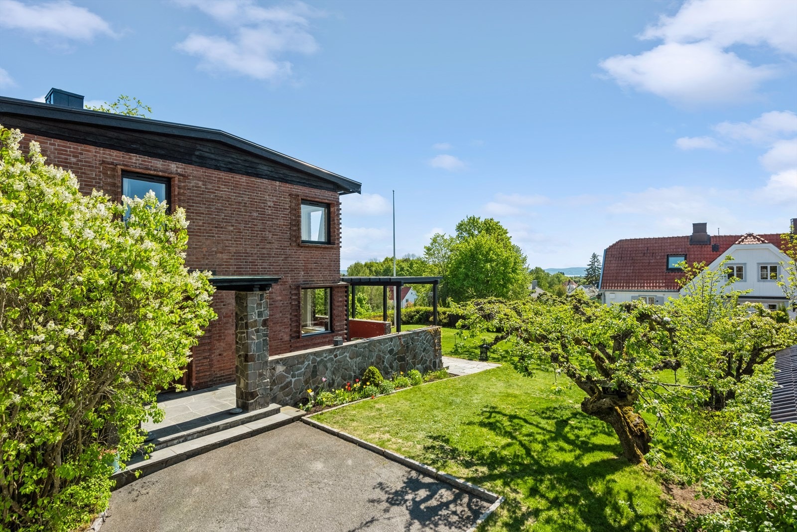 Borgenveien 29b, ble utskilt fra Store Borgen gård, som Hans J. Hansen bygde til seg selv med Anne og familien på Vinderen. Galleribilde
