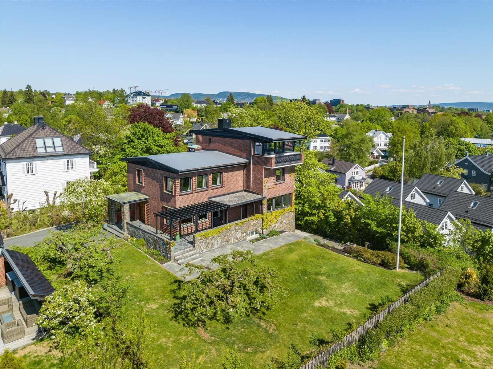 Boligen ligger i et rolig og barnevennlig område, med en attraktiv og solrik beliggenhet på Vinderen/Steinerud. Galleribilde