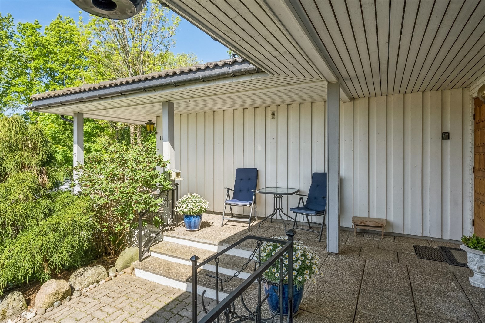 Pent overbygget inngangsparti Galleribilde